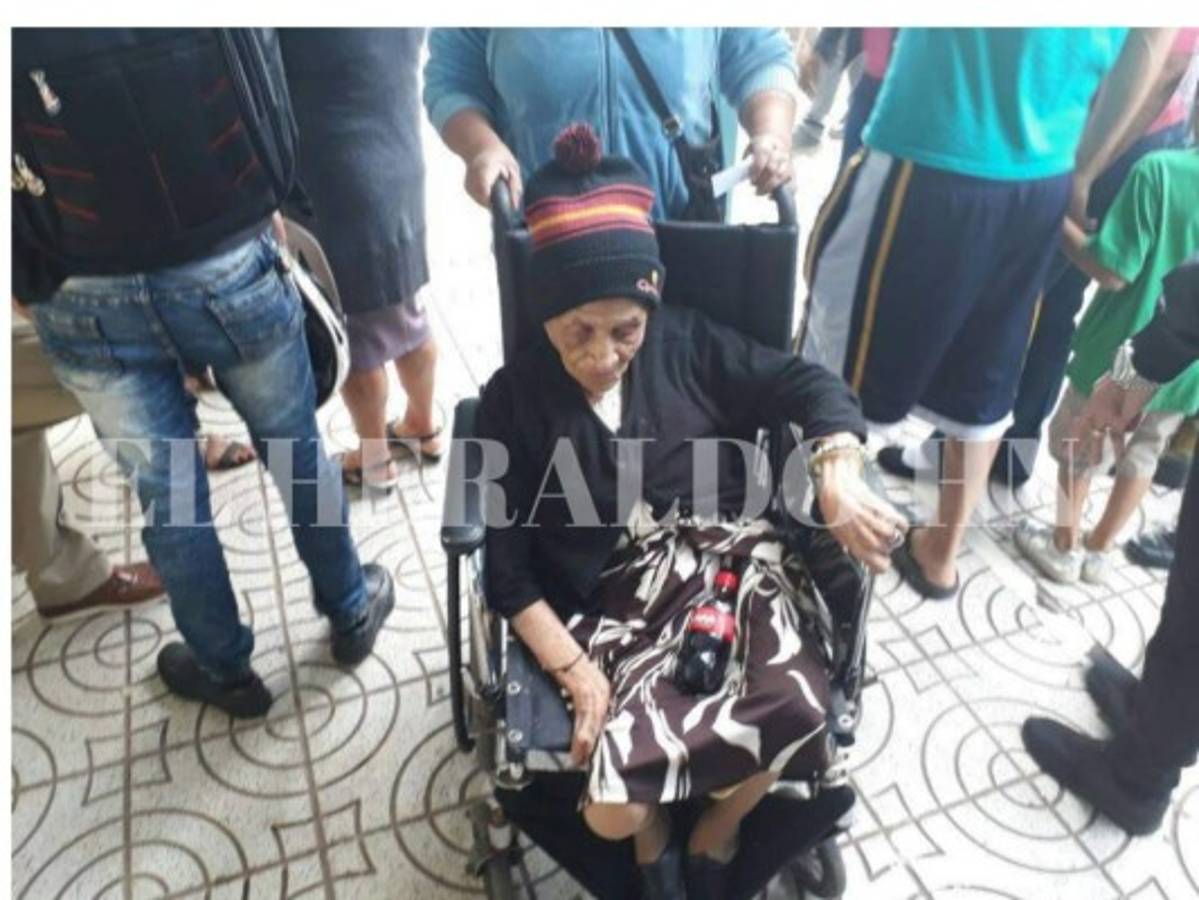 Doña María de la Cruz, la abuela que ejerce el sufragio por honor a Honduras