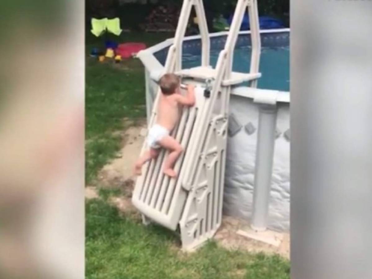 Vídeo viral de un bebé trepando una puerta de seguridad para meterse a la piscina
