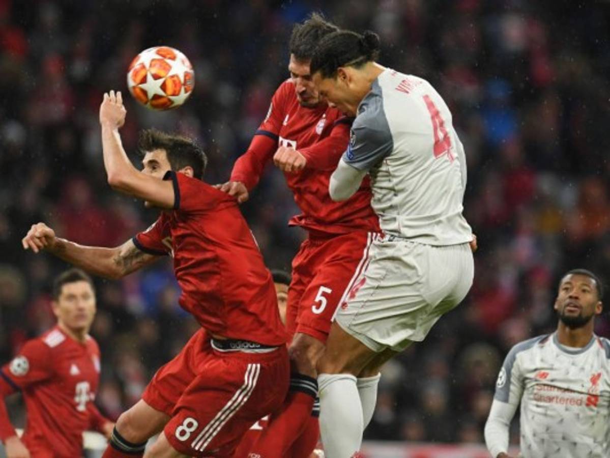 Liverpool sufre para imponerse 2-1 al Fulham pero recupera el liderato