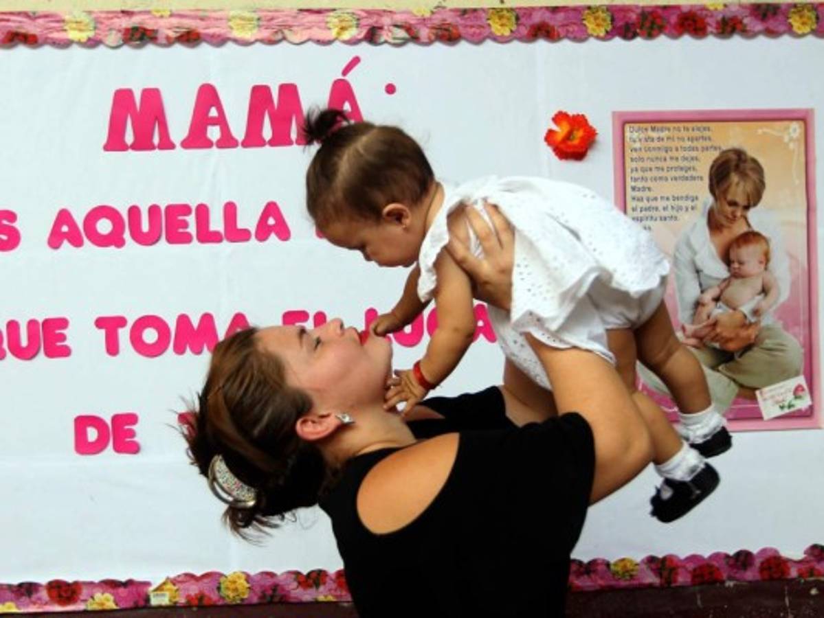 Con poesías, bailes y tarjetas los niños celebran el Día de la Madre en la capital