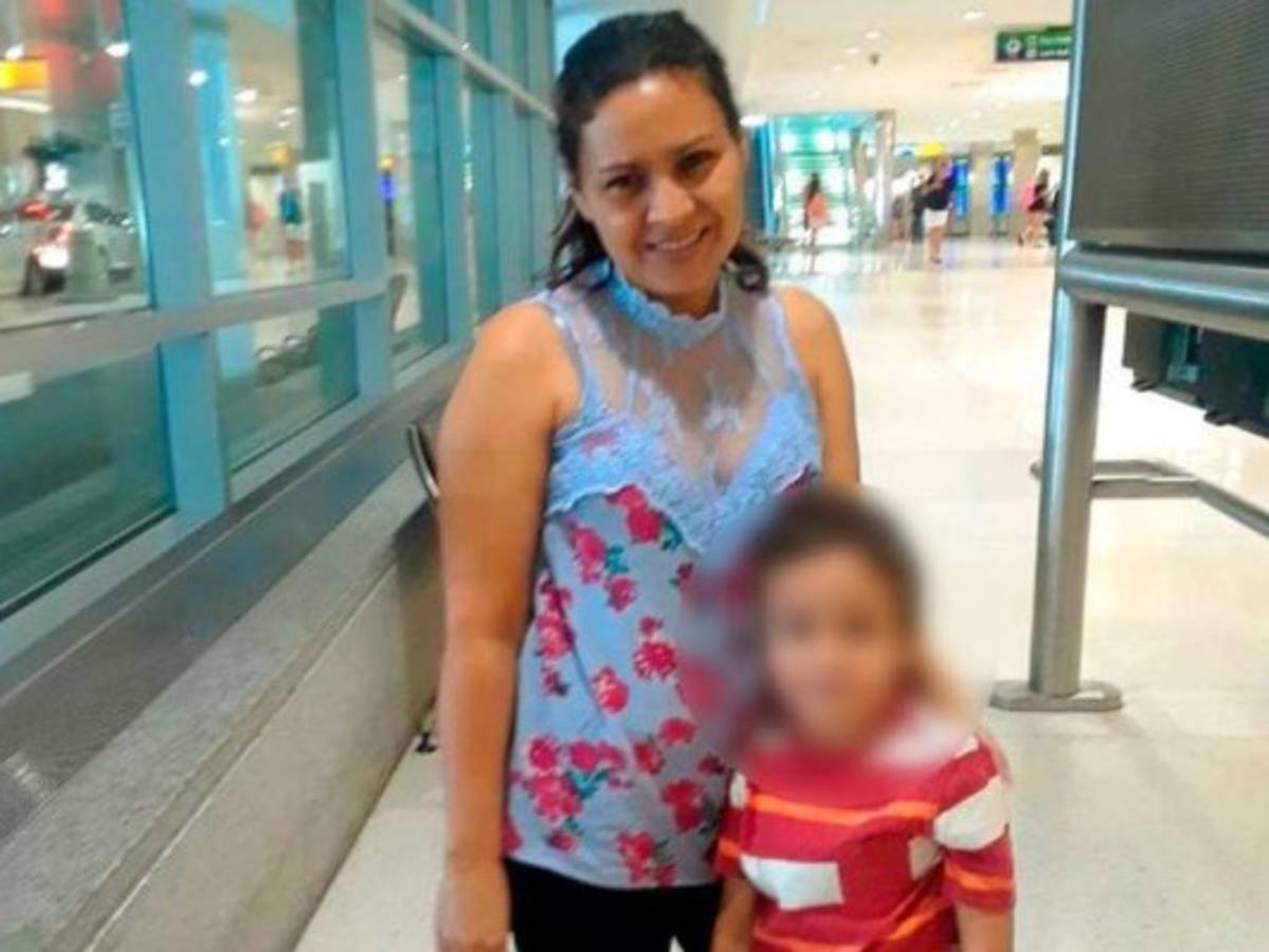Niño hondureño, que estuvo detenido en un albergue, llora y pide a su madre que nunca más lo deje solo