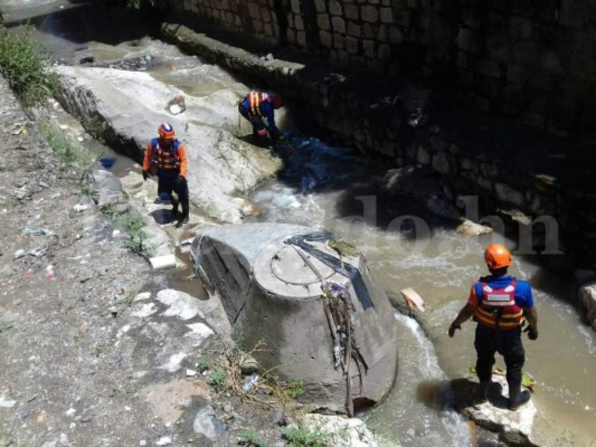 Los cuerpos de socorro continuaron este martes con las labores de rescate. Foto Estalin Irías/EL HERALDO