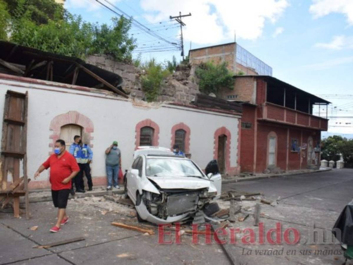 Madre e hija heridas tras caer con su auto sobre una casa en barrio La Leona 