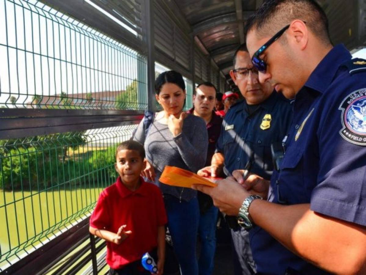 Una familia pide asilo a agentes de inmigración tras haber sido detenidos en la frontera. Foto: AP.