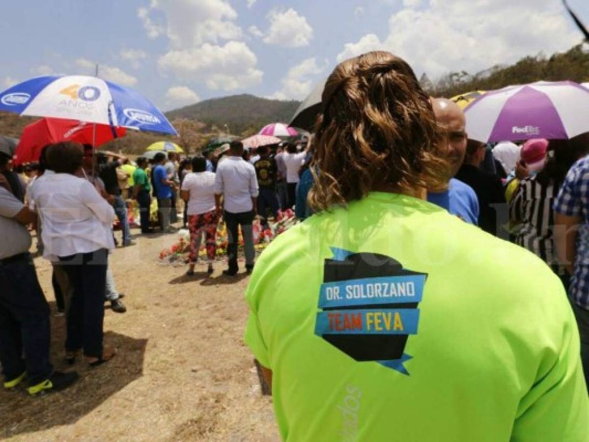 Varias personas usaron camisas con el nombre del doctor José Ramón Solórzano en su entierro. Foto: Estalin irías/El Heraldo.