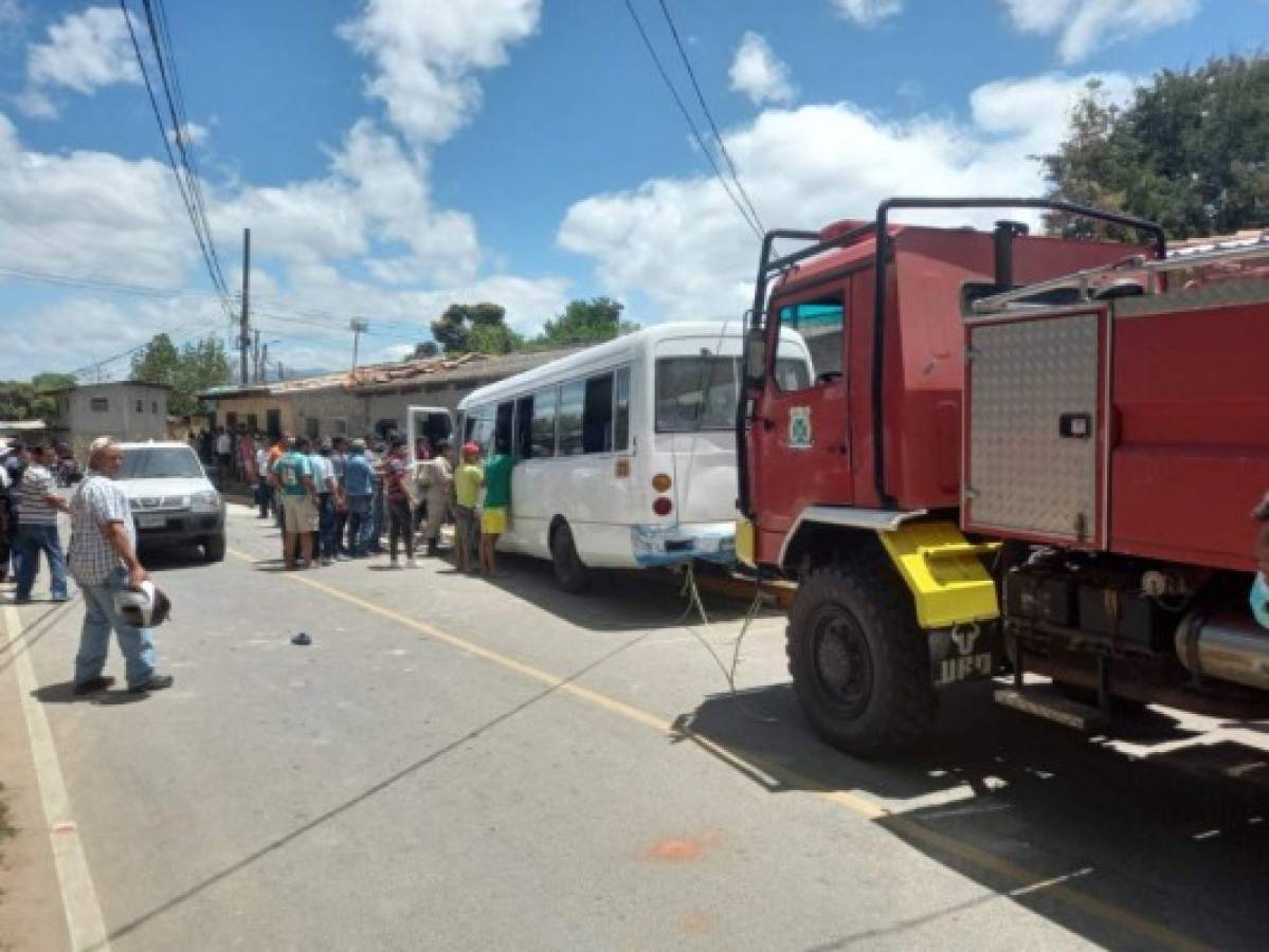 La mañana de este domingo en Cantarranas, cuando un bus rapidito impactó contra una vivienda y dejó un saldo de al menos 10 heridos y una persona muerta.