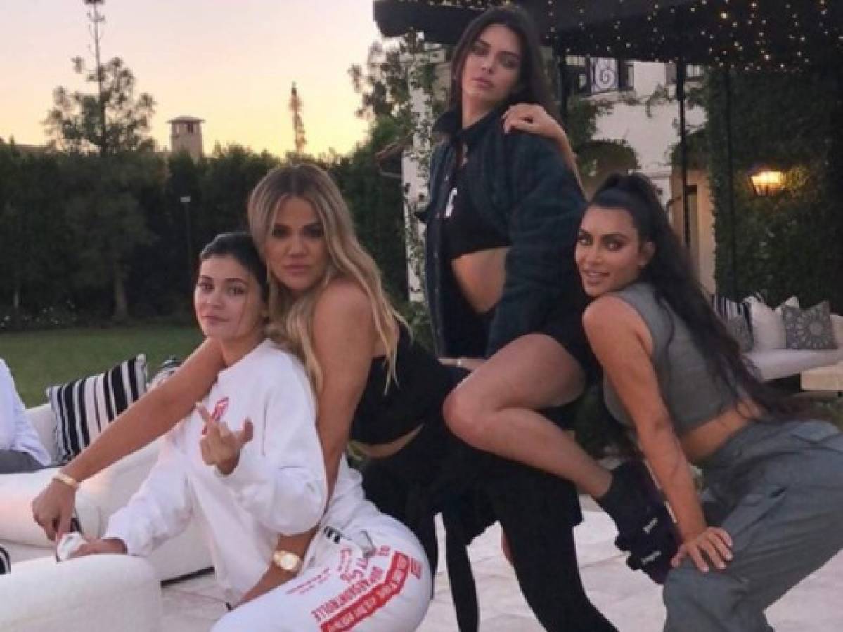 Critican el mal uso de Photoshop en foto familiar de las hermanas Kardashian