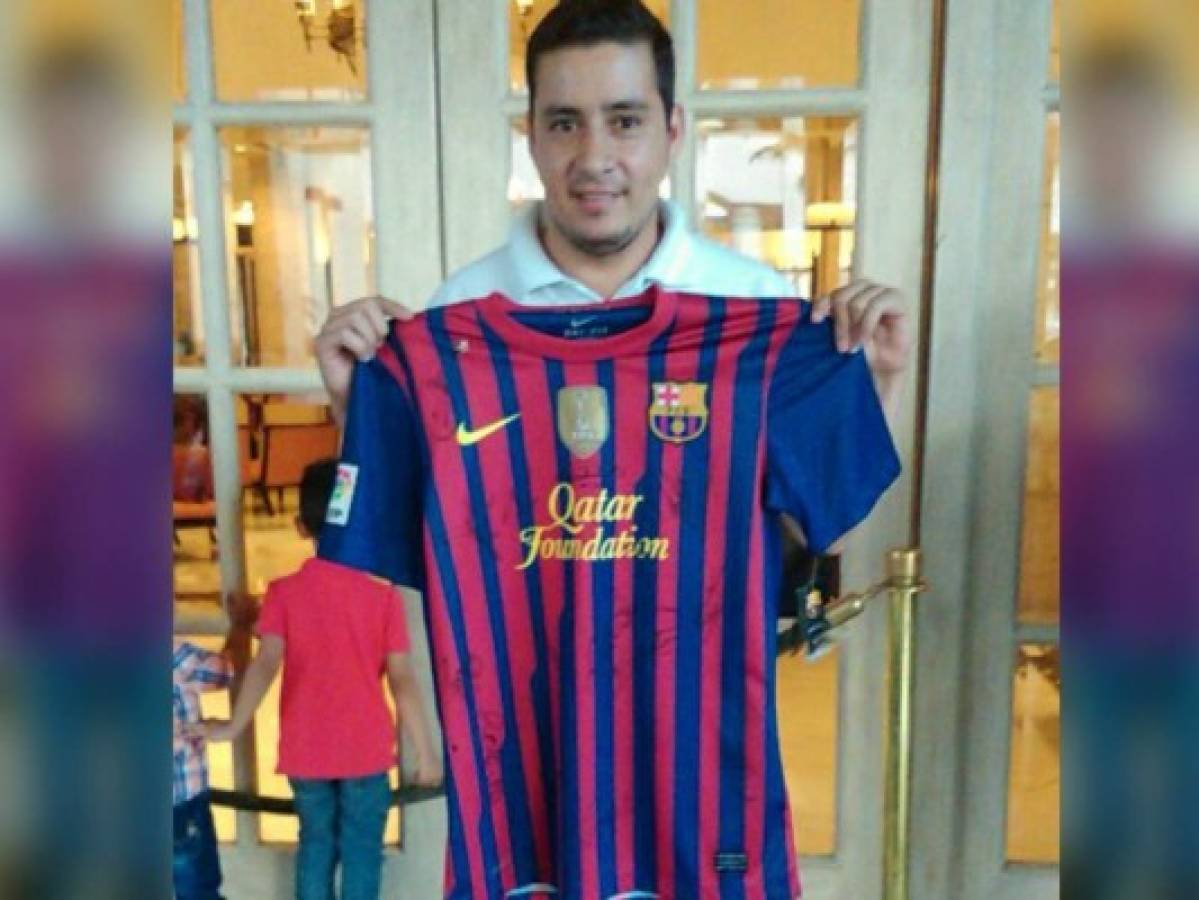 Hondureño llega con camisa firmada por Barcelona al hotel donde está Ronaldinho