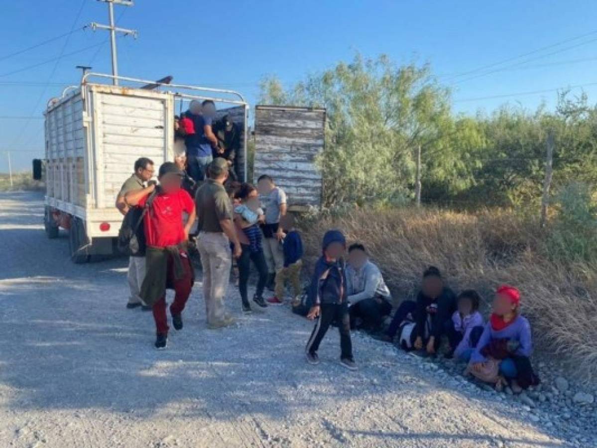 Rescatan a 80 migrantes hondureños abandonados dentro de camión en México