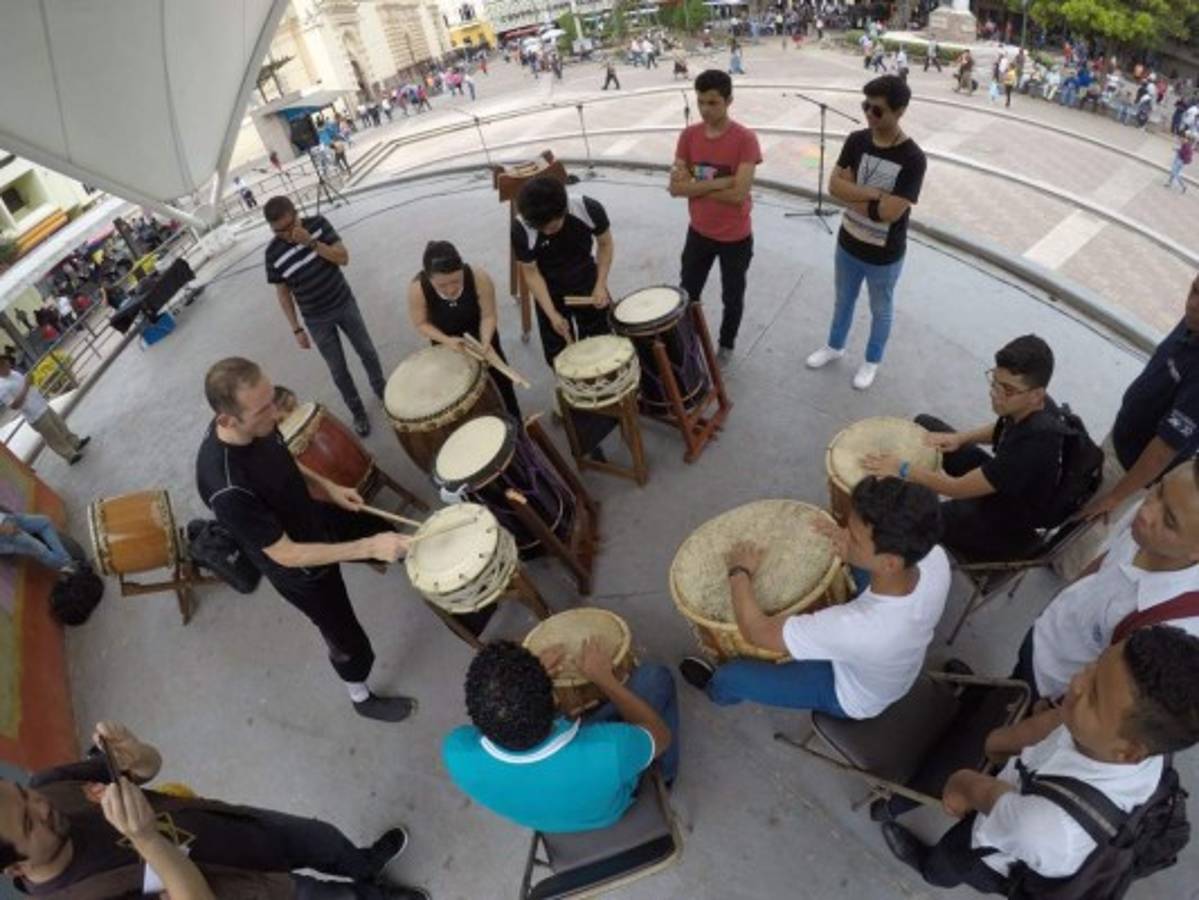 Concierto de tambores en el centro histórico de Tegucigalpa