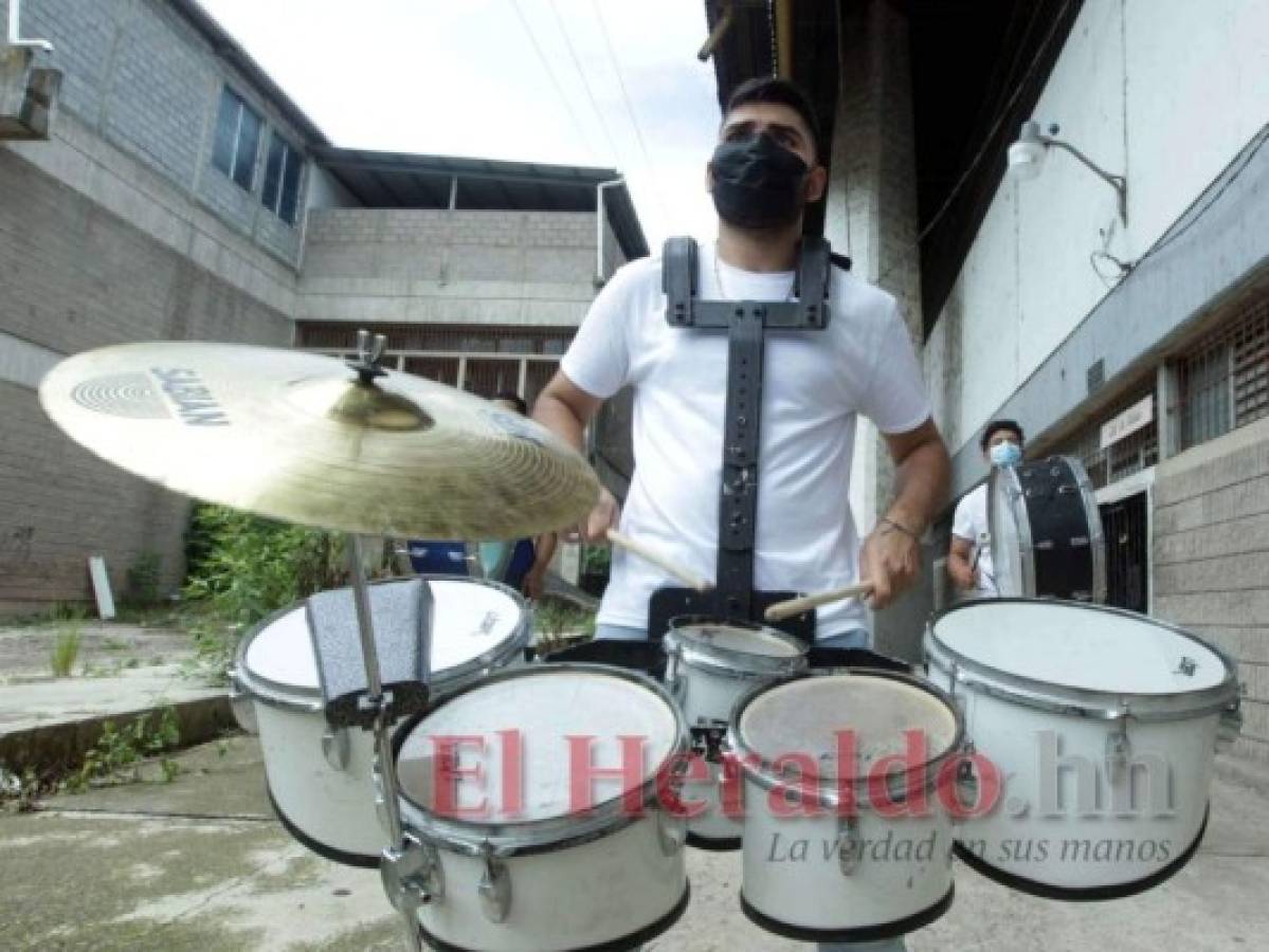 Las bandas de guerra y marcial del Instituto Central se fusionarán para el desfile del Bicentenario. Foto: Alex Pérez/El Heraldo