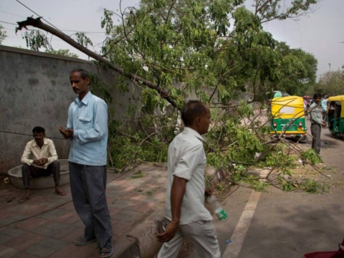 Potentes tormentas dejan al menos 43 muertos en India  