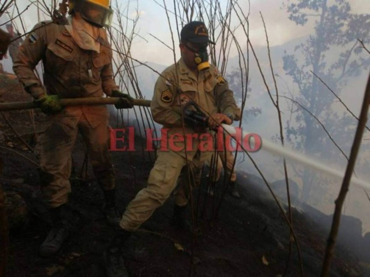 Voraz incendio de zacatera amenaza a varias viviendas en El Hatillo, en la capital de Honduras