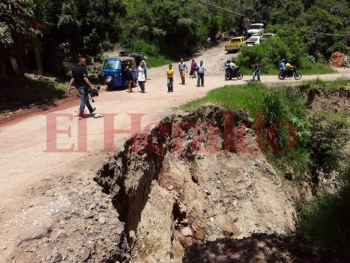 Pobladores de la aldea El Lolo realizan protestas para que les pavimenten la calle