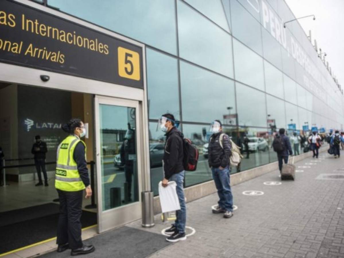 Perú refuerza aeropuertos para impedir ingreso de cepa de covid