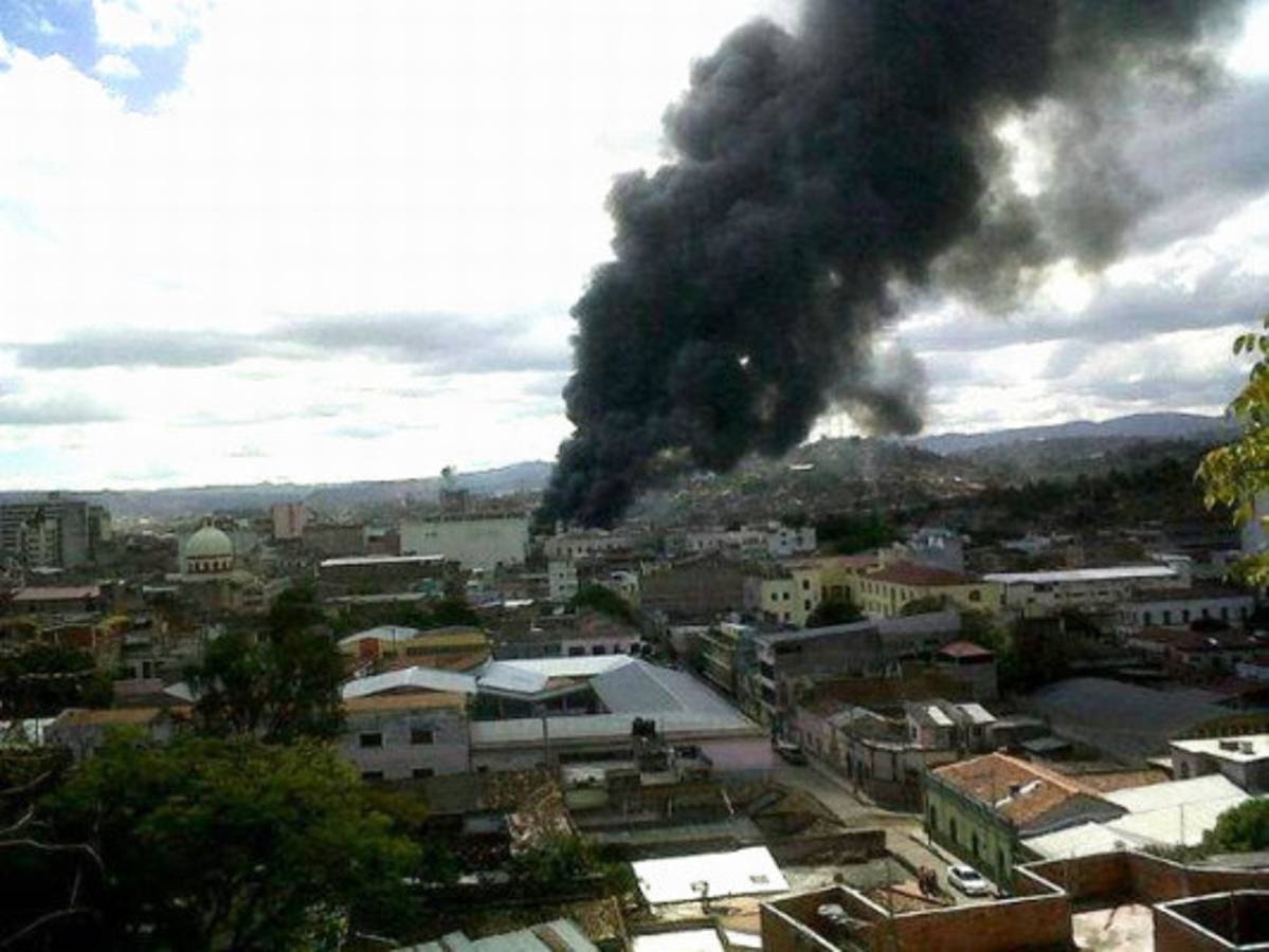 Voraz incendio arrasa con seis mercados de la capital de Honduras