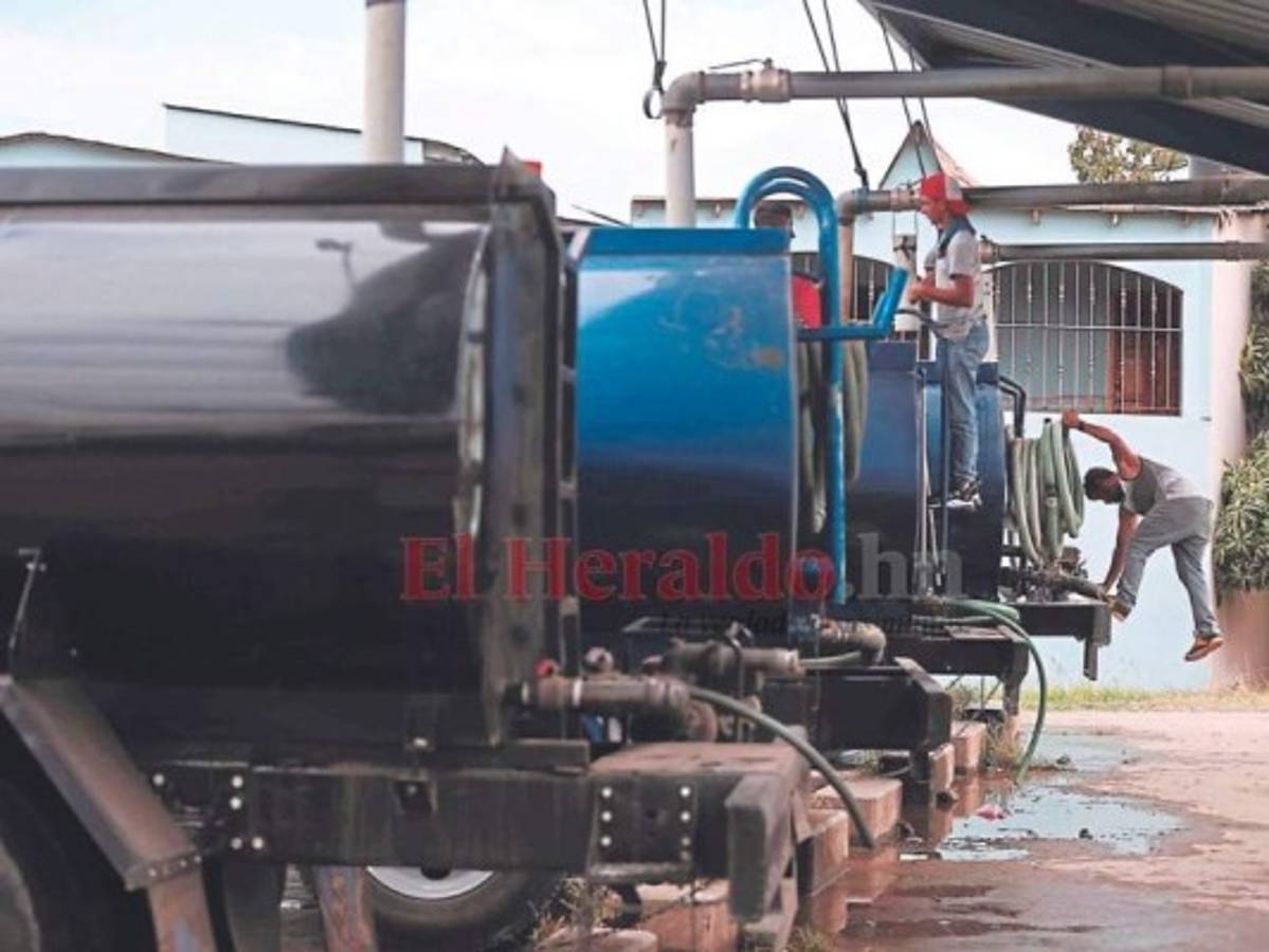 Los llenaderos de agua del SANAA abastecen las pipas de agua de la AMDC y unidades de empresas privadas. Foto: Emilio Flores/ EL HERALDO