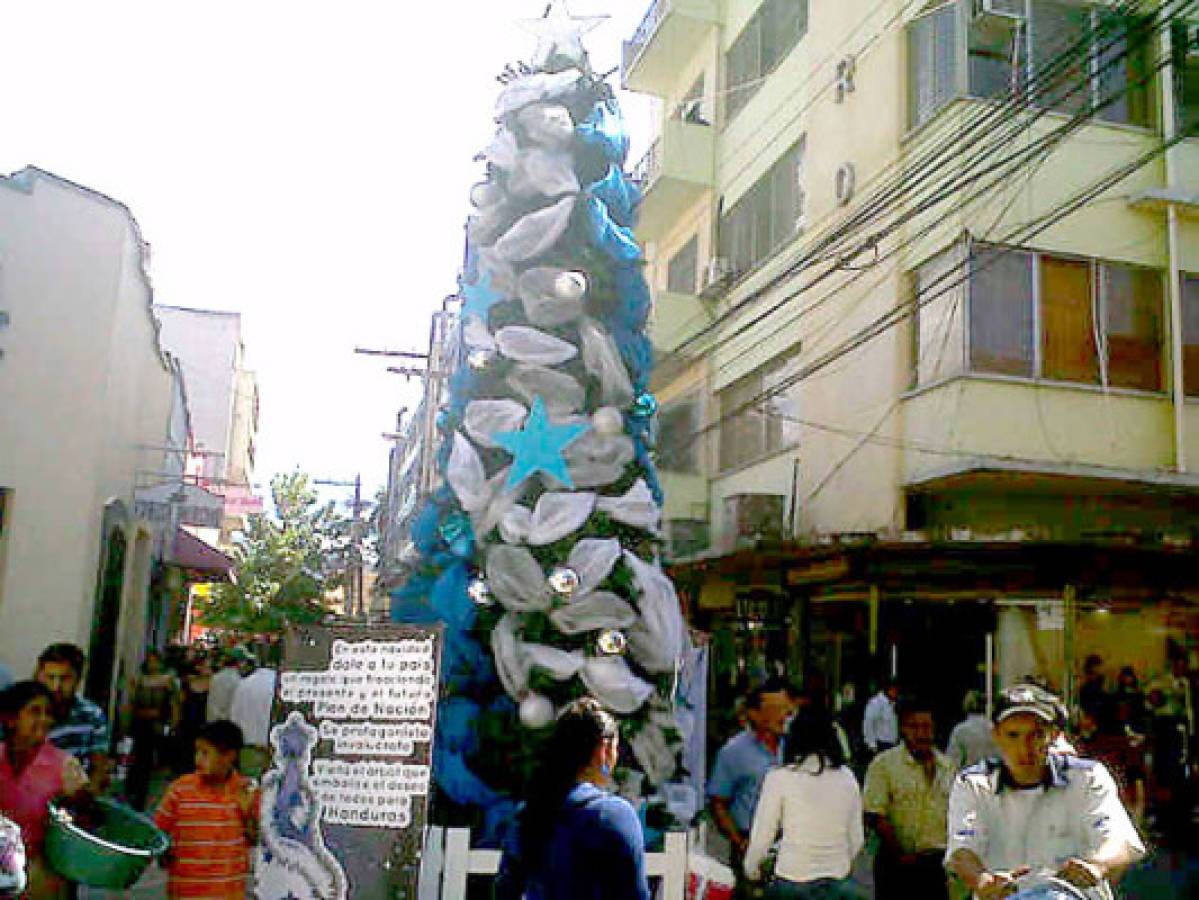 Instalan árbol de Navidad alusivo al Plan de Nación