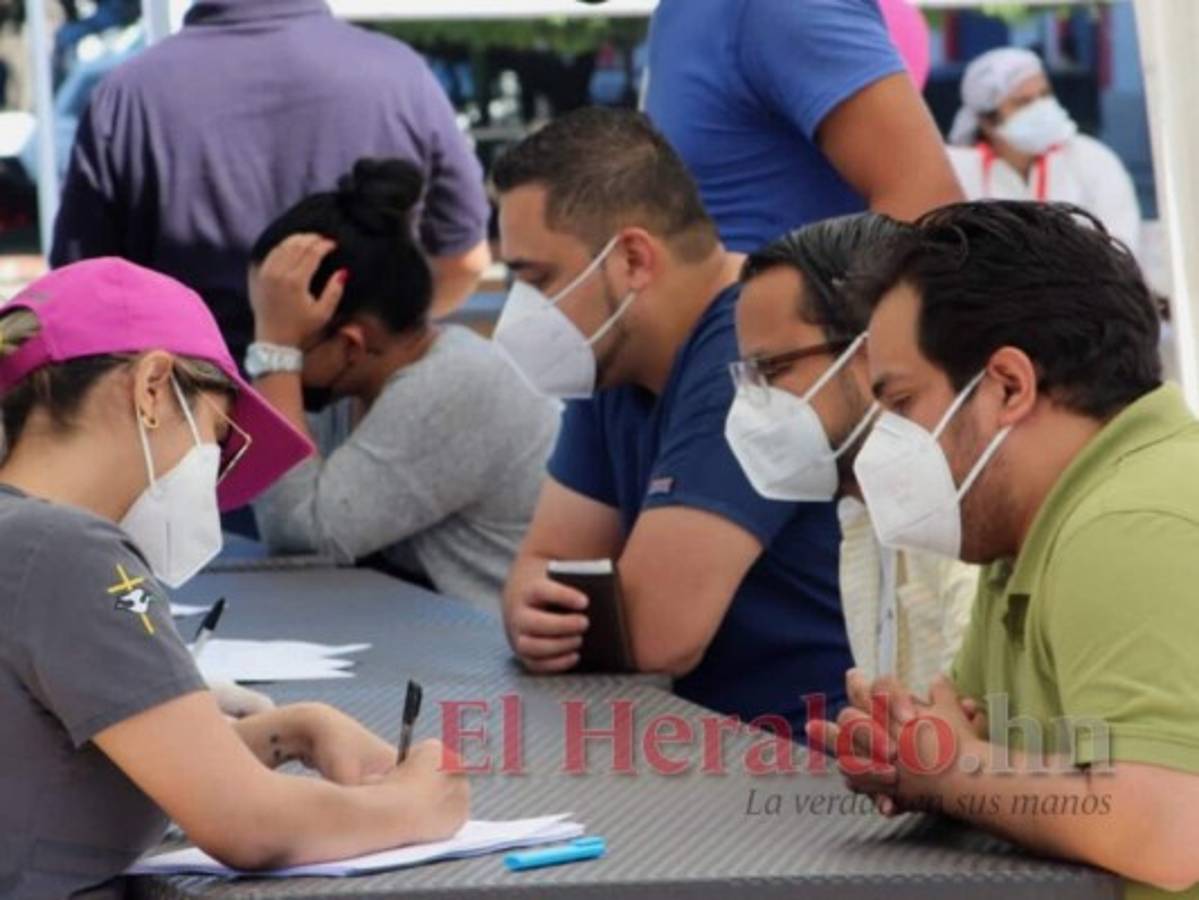 Buscan casos de covid-19 en centros comerciales y mercados