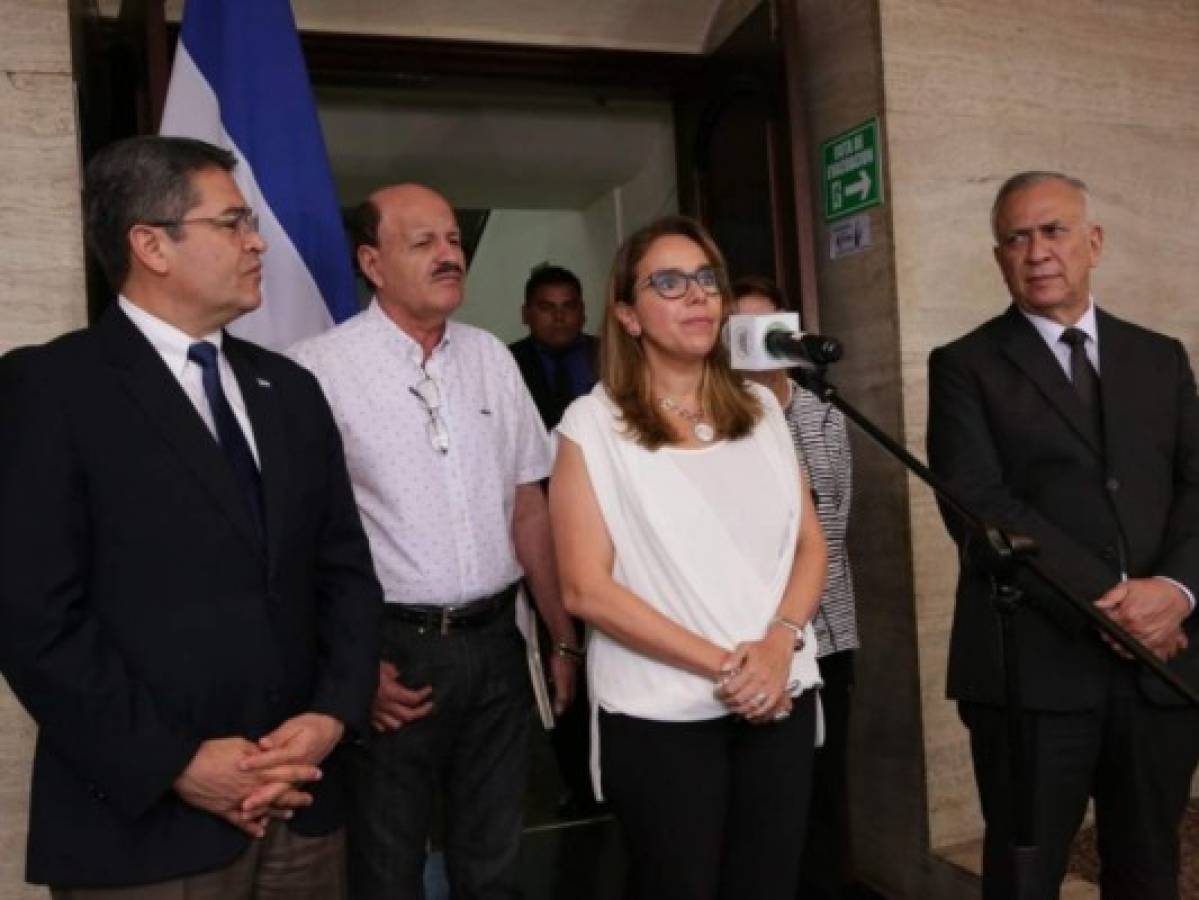 Presidente Hernández entrega al Congreso Nacional proyecto para el alivio de deuda