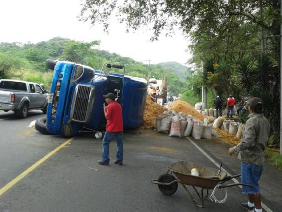Honduras: Rastra cargada vuelca en carretera a Olancho