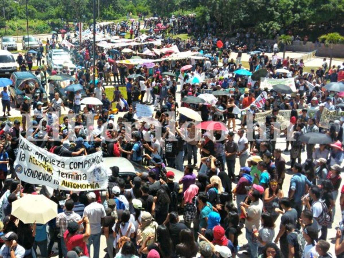 Autoridades y alumnos de la UNAH firman acuerdo de diálogo