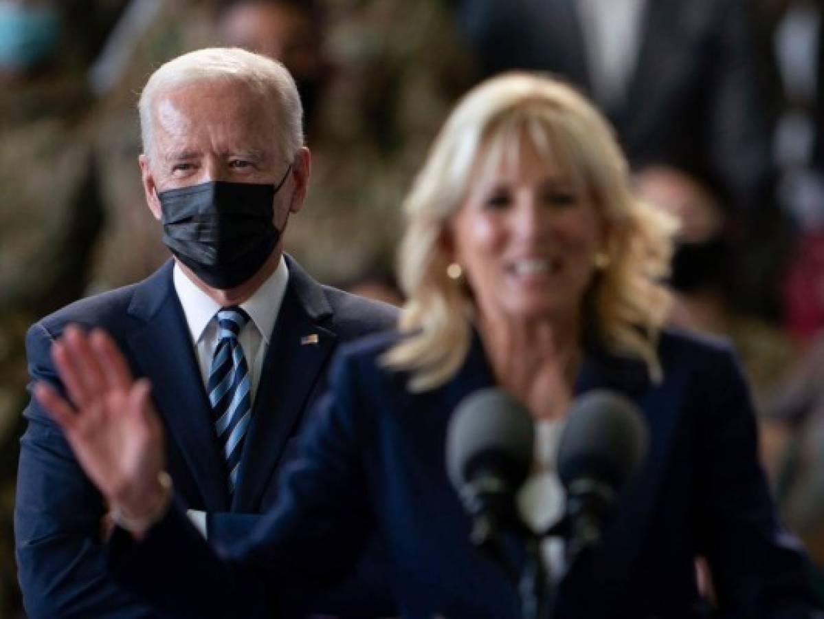 Primera dama le dice a Joe Biden que preste atención durante su discurso