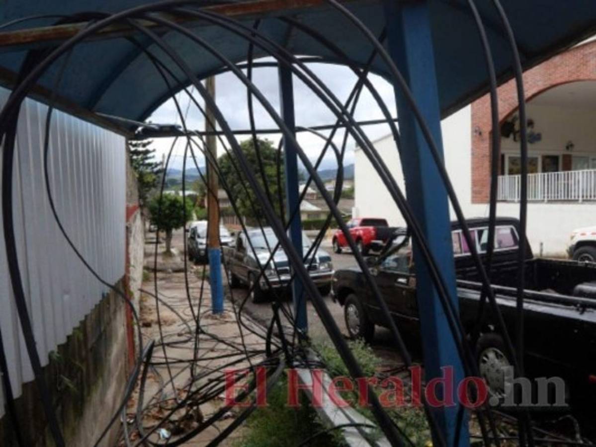 Los cables sueltos son un riesgo para los capitalinos. Foto: Alex Pérez/El Heraldo