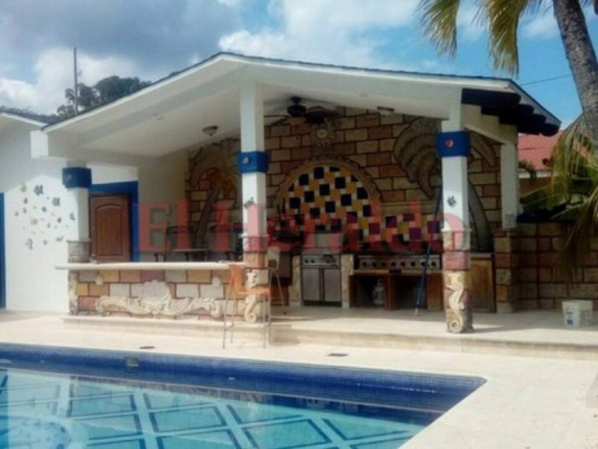 Aseguran lujosa casa de playa de abogado de 'Los Cachiros' en Omoa, Cortés