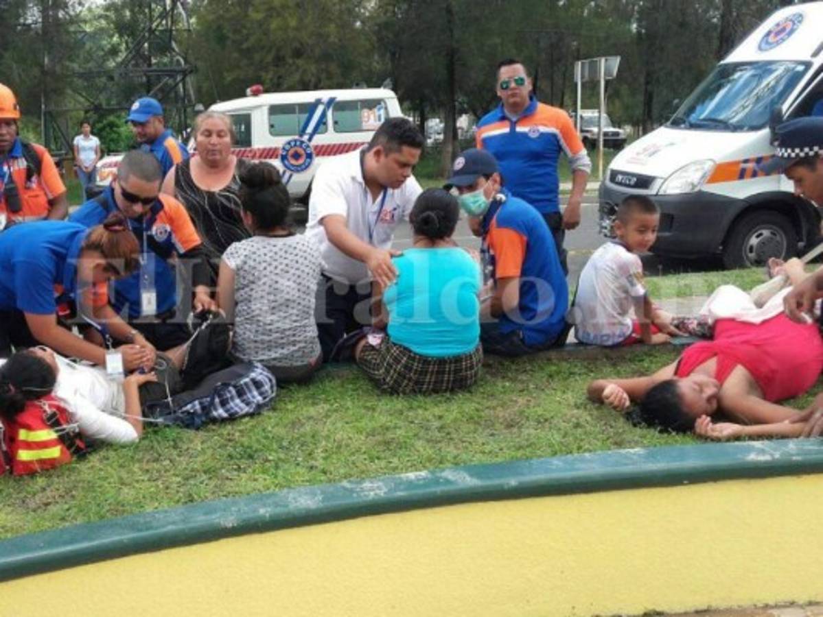 Varias personas a la vez eran atendidas por desmayos debido a la tragedia (Foto: Javier Flores/ El Heraldo Honduras/Sucesos de Honduras)