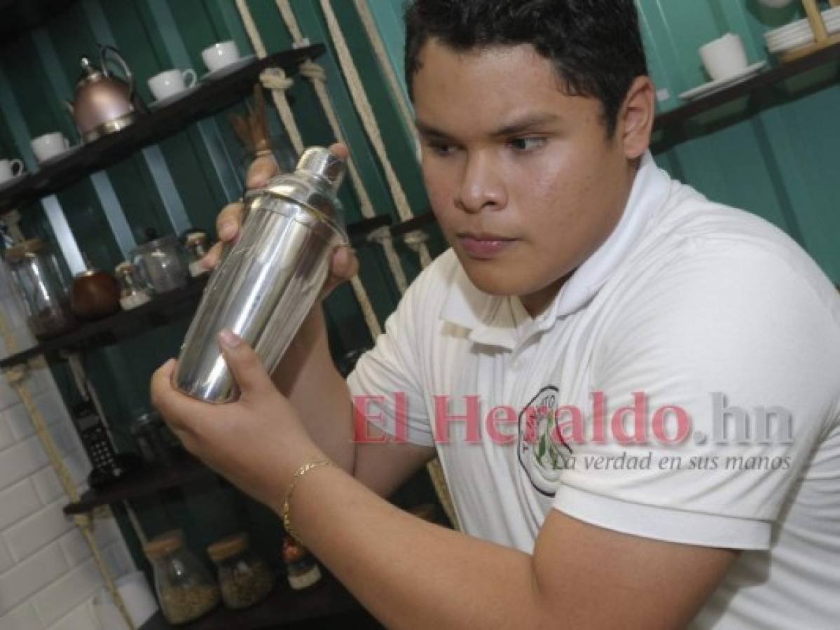 José Guillermo, el cipote de 17 años que le pone magia al té