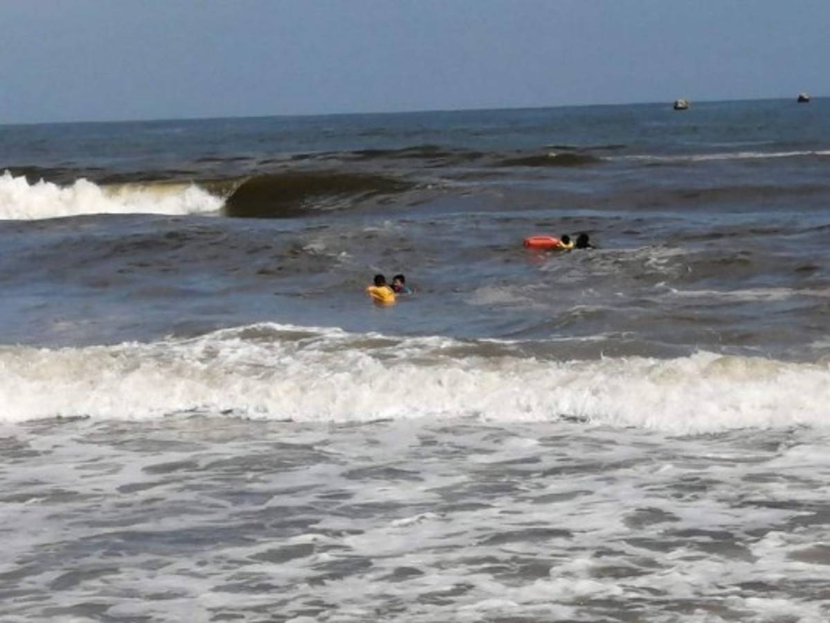 Padre e hijo son rescatados tras ser arrastrados por oleaje en Tela