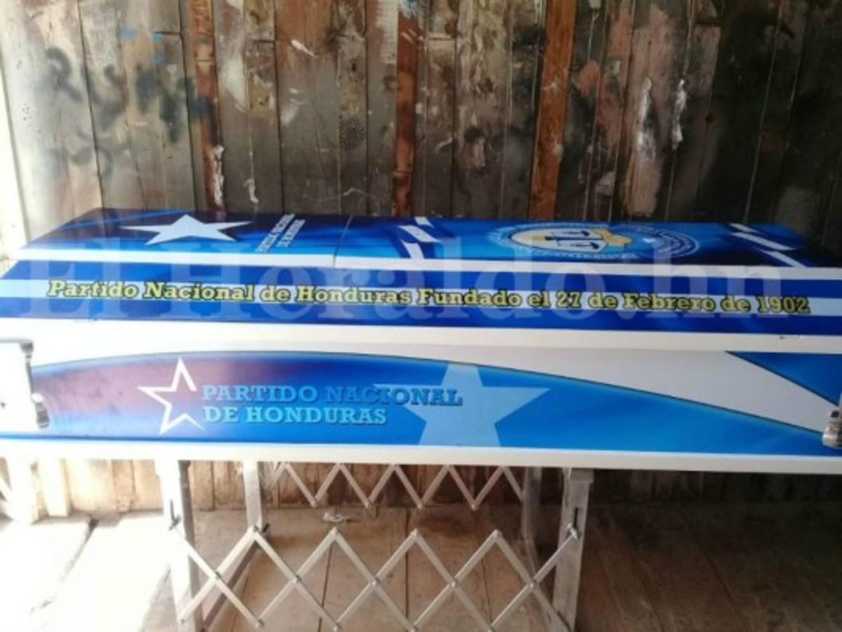 Hasta en ataúdes se pintan los colores políticos de Honduras; funerarias aprovechan temporada de elecciones