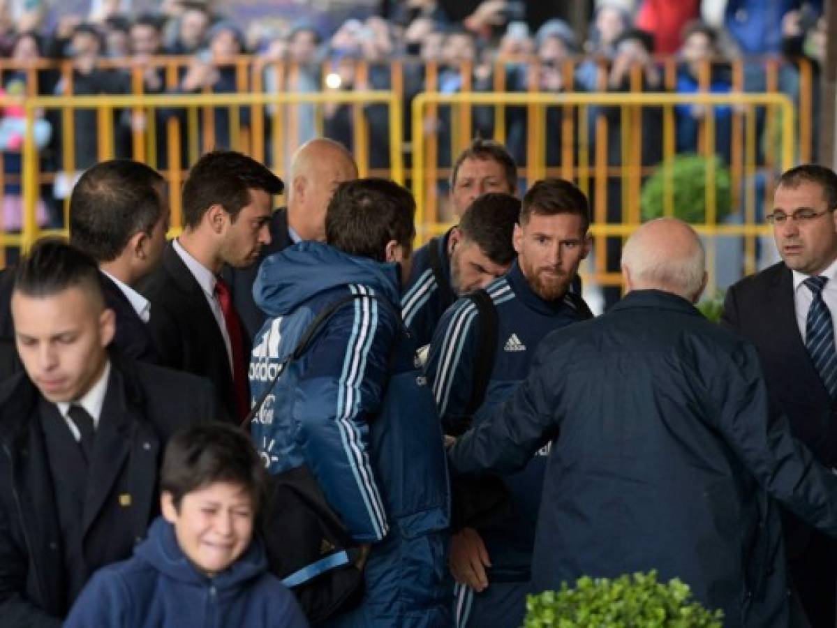 Leo Messi conmovido por niño uruguayo que burló la seguridad por conseguir su autógrafo
