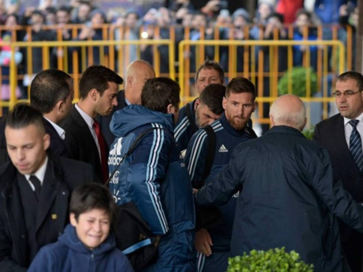 Leo Messi conmovido por niño uruguayo que burló la seguridad por conseguir su autógrafo