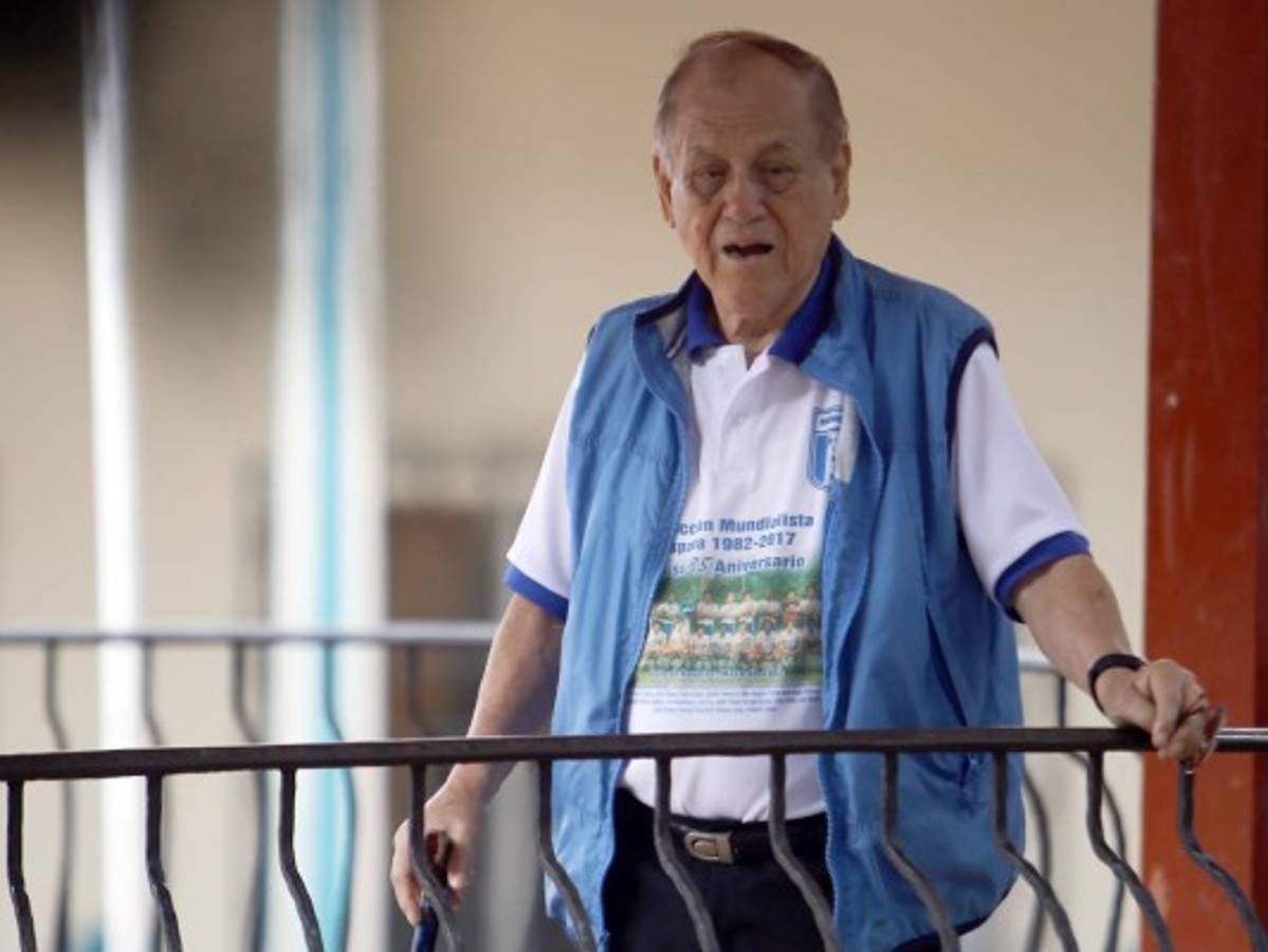 Un éxito la cirugía realizada a Chelato Uclés en México