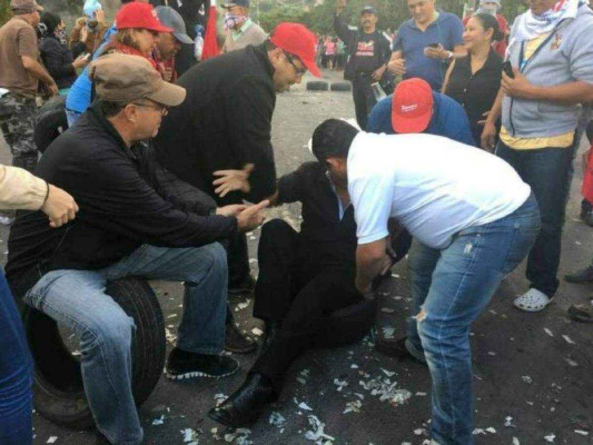 'Mel' Zelaya se cae durante manifestación en Valle de Ángeles