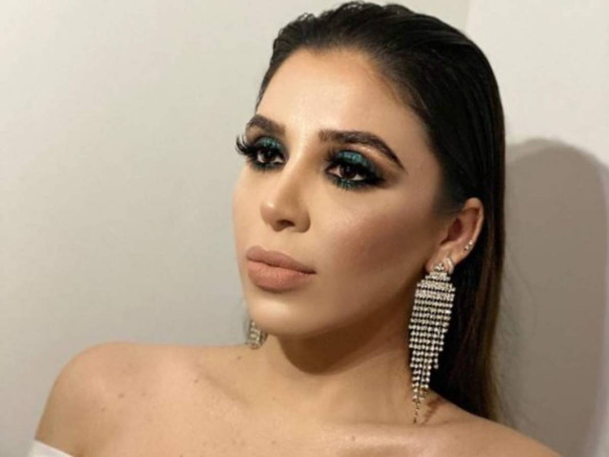 Emma Coronel recibe romántico regalo previo a San Valentín  