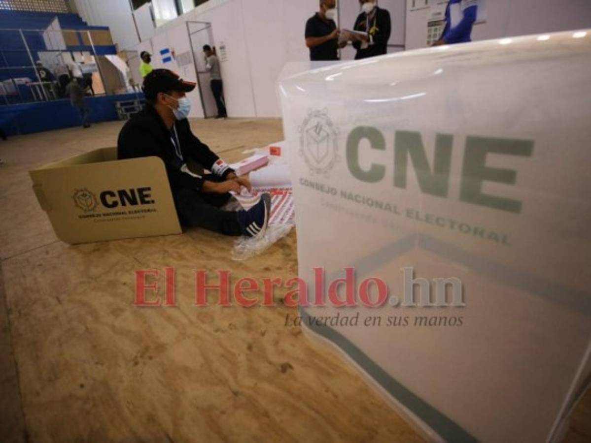 Con las urnas en el suelo se desarrollan las elecciones en la Villa Olímpica (FOTOS)