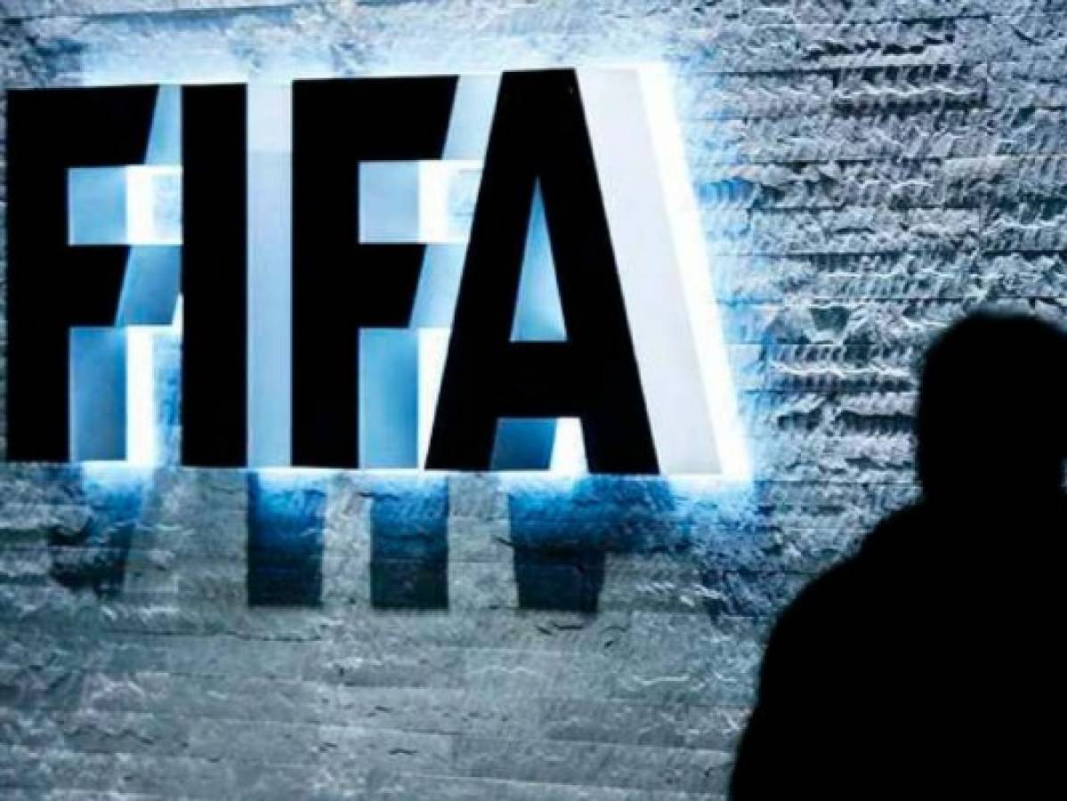 FIFA sanciona de por vida a dirigentes que cobraron sobornos
