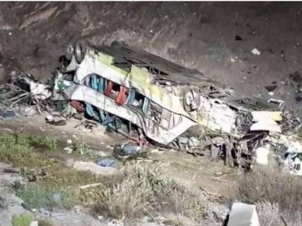 Al menos 20 muertos en Chile al desabarrancar autobús