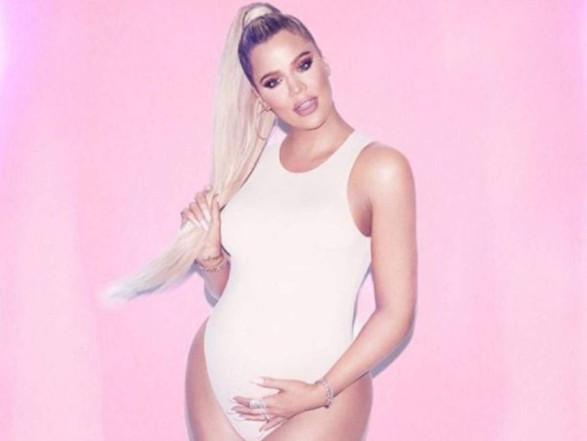 Khloé Kardashian posa embarazada en sexy lencería