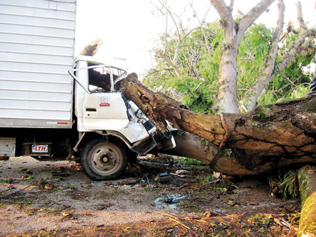 Vendaval y hasta lluvia de granizo azotan ciudad en el este de Honduras