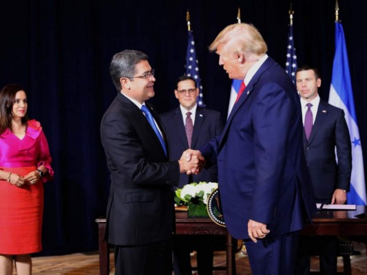 El presidente estadounidense Donald Trump estrecha la mano de su homólogo Juan Orlando Hernández durante la reunión donde se firmó el acuerdo para frenar la migración irregular. Fotos: Twitter Casa de Gobierno.