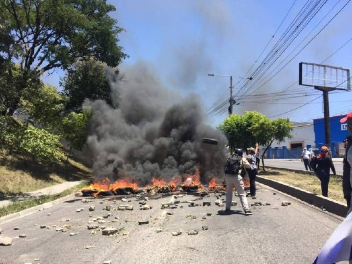 Piedras y llantas fueron puestas sobre el bulevar Fuerzas Armadas a la altura de El Carrizal.