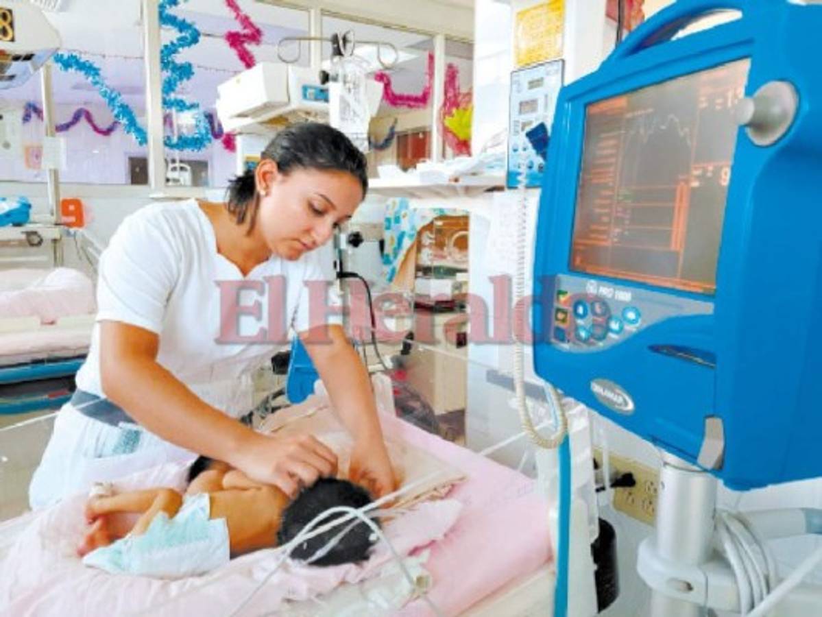 'Es difícil, pero con la ayuda de Dios vamos a salir adelante”, dice mamá de bebé con malformación