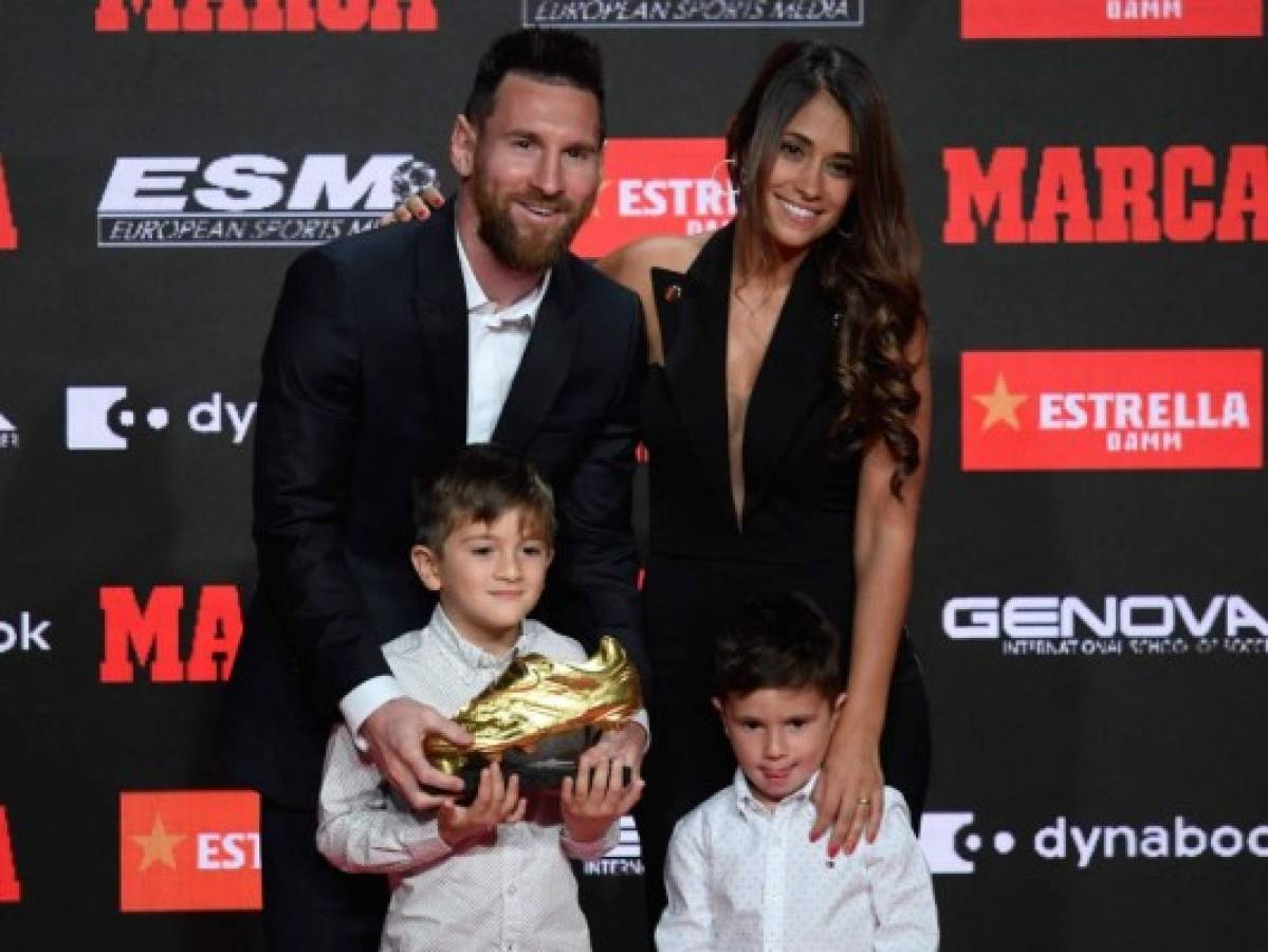 Leo Messi recibió su sexta Bota de Oro de mano de Mateo y Thiago