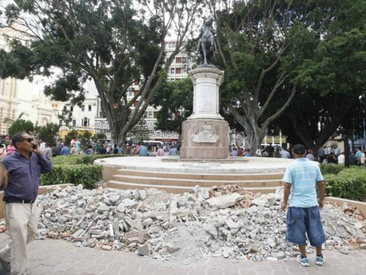 Detienen retiro de esculturas en el Parque Central
