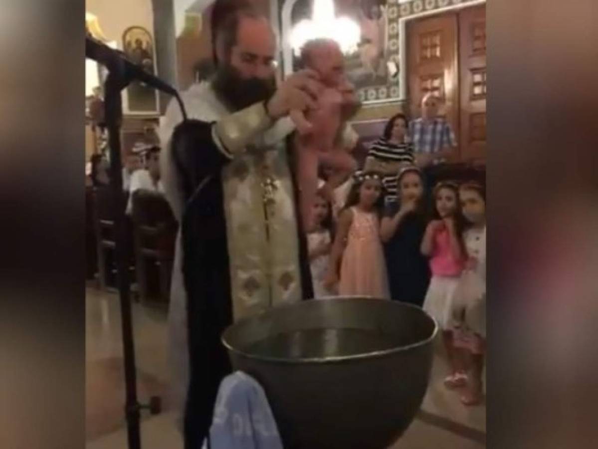 VIDEO: Indignación en redes sociales por 'violento' bautizo de un bebé