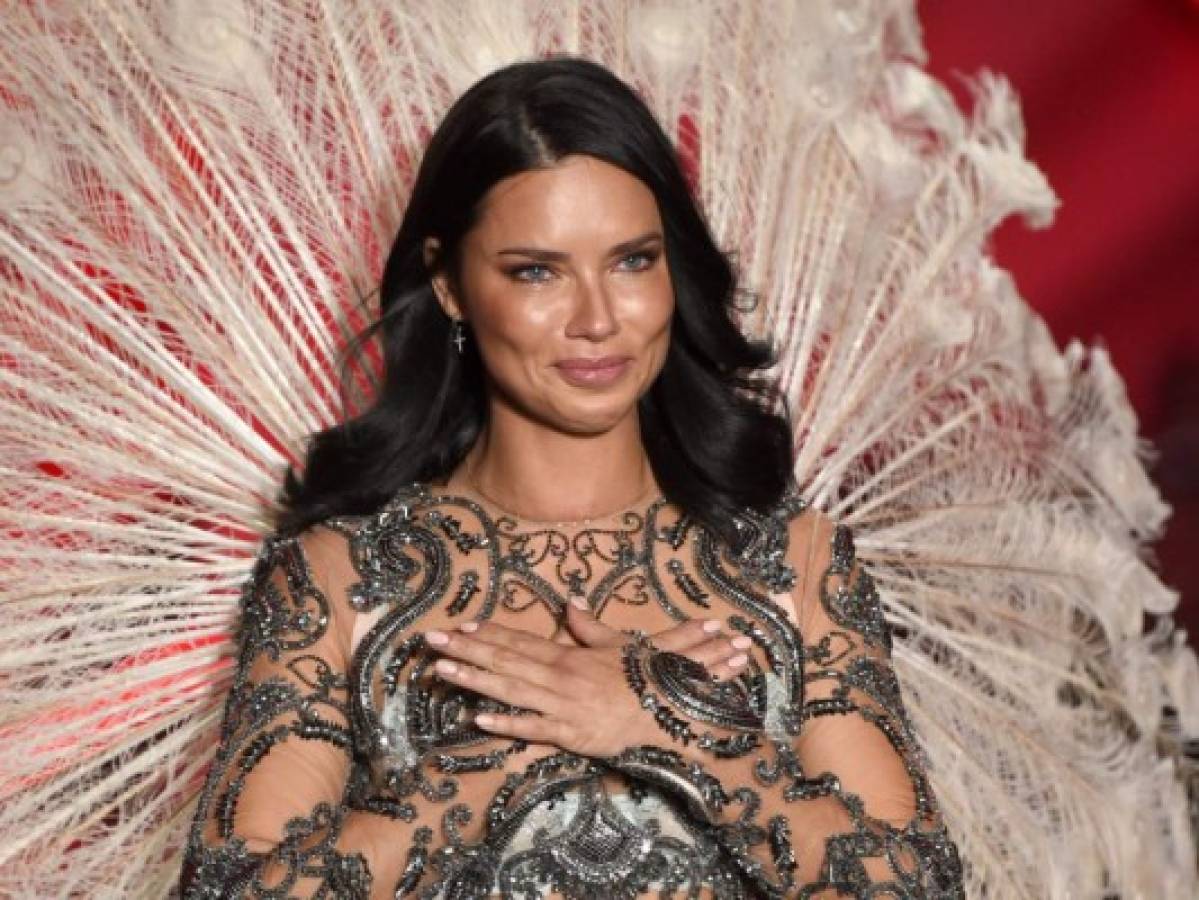 Vídeo: Adriana Lima se despide de Victoria's Secret, así fue su última pasarela